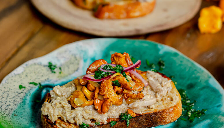 Fisherman Toast with Chanterelles